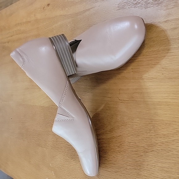 Women's Clarks Juliet Palm Praline Leather Pumps, Cream, Size 7N, New W/O Box - Picture 3 of 9